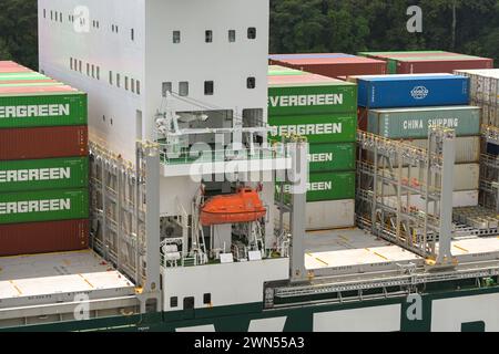 Canale di Panama, Panama - 23 gennaio 2024: Scialuppa di salvataggio di emergenza lungo il ponte di una nave portacontainer Foto Stock