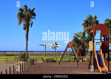 Uno scheletro di una balena di sperma a Morro Jable, Fuerteventura, Spagna Foto Stock