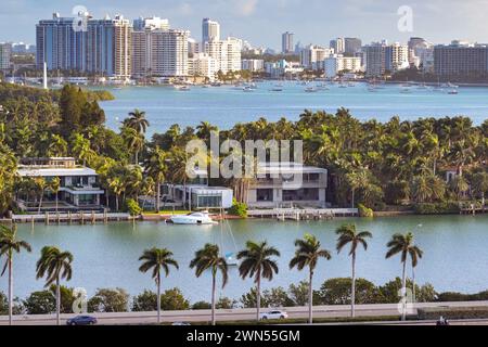 Miami, Florida, USA - 27 gennaio 2024: Case di lusso sul lungomare di Miami Foto Stock