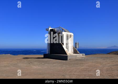 Il piccolo faro di Punta Pesebre ("Punta Pesebre"), l'estremità più occidentale di Fuerteventura nelle Isole Canarie, Spagna, Parco naturale di Jandia Foto Stock