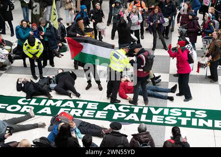 Londra, Regno Unito. 29 febbraio 2024. Gli attivisti di una coalizione che include Extinction Rebellion, StopEACOP, War on Want e Global Justice organizzano ora una protesta "Climate Activists for a Free Palestine”, occupando brevemente ed eseguendo un die-in alla stazione di Liverpool Street in solidarietà con il popolo di Gaza. Crediti: Ron Fassbender/Alamy Live News Foto Stock