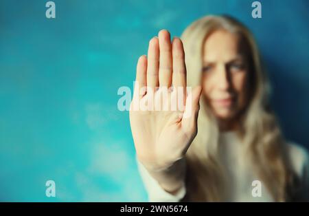 La giovane donna arrabbiata mostra stop, nessun segno o abbastanza con il palmo della mano, gesto di rifiuto, violenza domestica Foto Stock