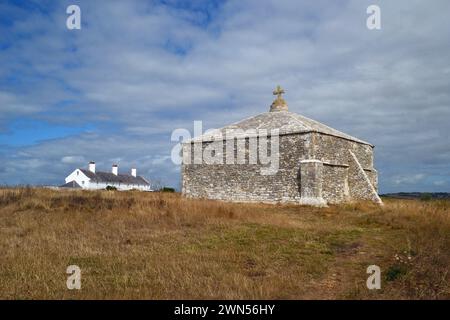 St Aldhelm's Chapel (conosciuta anche come St Alban's Chapel) a St Aldhelm's Head, Worth Matravers, Swanage, Isle of Purbeck, Dorset, REGNO UNITO Foto Stock