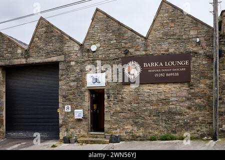 Settembre coperto, hotel con Barka Lounge dove è esposta l'asilo nido per cani Foto Stock