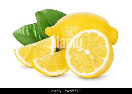 Limone maturo con metà e fette isolate su sfondo bianco con profondità di campo completa. Foto Stock