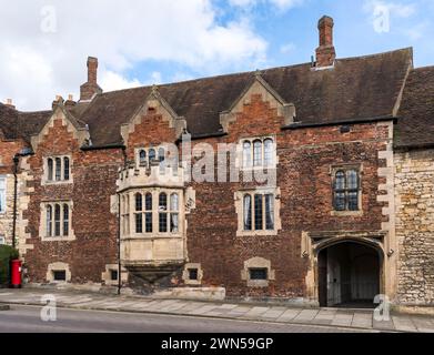 La prima casa costruita in mattoni di Lincolns, 11 Minster Yard, Lincoln City, Lincolnshire, Inghilterra, REGNO UNITO Foto Stock