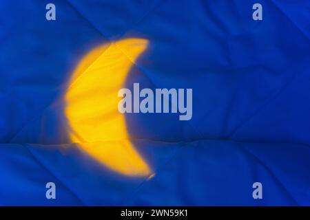 Luce gialla dalla Mezzaluna notturna, Luna sulla coperta Foto Stock