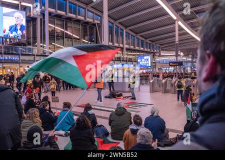 Utrecht, Paesi Bassi. 29 febbraio 2024. I sostenitori della Palestina tengono un sit-in pacifico nelle stazioni ferroviarie dei Paesi Bassi. Una grande congregazione chiede pubblicamente il cessate il fuoco a Gaza e che il governo olandese riveda le sue relazioni con Isreal Foto Stock