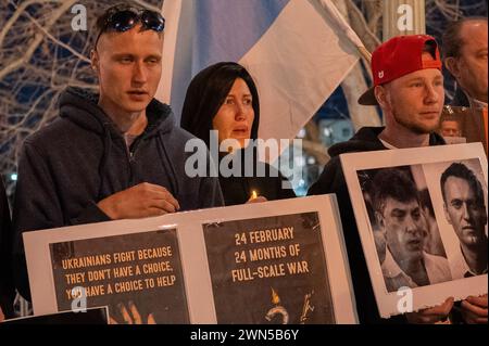 Sacramento, California. 27 febbraio 2024. I manifestanti tengono dei cartelli mentre si uniscono alle voci dell'opposizione russa che hanno sponsorizzato un evento di fiamma della resilienza in memoria delle vittime del regime di Putin al Circolo di luci sul lungofiume Promenade di Sacramento martedì 27 febbraio 2024. Questa Veglia a lume di candela, organizzata da attivisti politici russi interessati, rende omaggio alla memoria di Boris Nemtsov, vittima del regime di Putin nove anni fa. Inoltre, si sono riuniti per essere uniti in solidarietà contro i due anni della devastante guerra in Ucraina e per piangere la perdita di Alexei Navalny, un pro Foto Stock