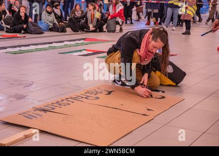 Utrecht, Paesi Bassi. 29 febbraio 2024. I sostenitori della Palestina tengono un sit-in pacifico nelle stazioni ferroviarie dei Paesi Bassi. Una grande congregazione chiede pubblicamente il cessate il fuoco a Gaza e che il governo olandese riveda le sue relazioni con Isreal Foto Stock