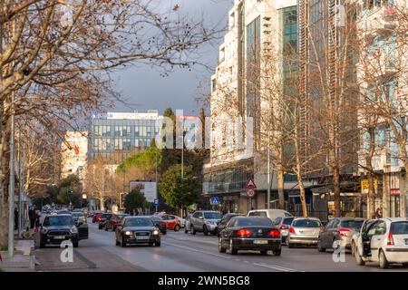 Podgorica, Montenegro - 12 FEB 2024: Architettura generica e vista sulla strada a Podgorica, la capitale del Montenegro. Foto Stock