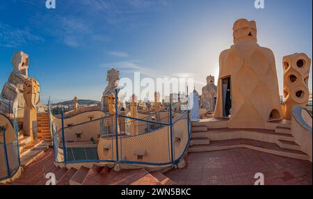 Barcellona, Catalogna, Spagna-Feb. 27, 2022: Dettagli dal tetto di Casa Mila o la Pedrera. Fu l'ultima residenza privata progettata da Antoni Gaud Foto Stock