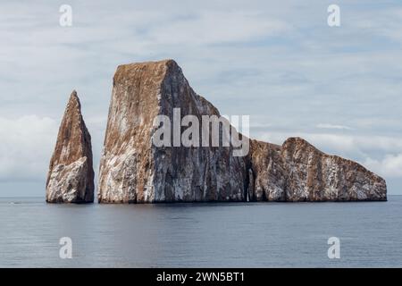 Kicker Rock o roca leon dormido che si estendono dall'oceano, San Cristobal, Galapagos. Foto Stock