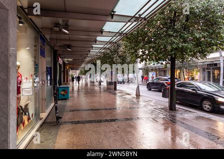 Podgorica, Montenegro - 12 FEB 2024: Architettura generica e vista sulla strada a Podgorica, la capitale del Montenegro. Foto Stock