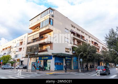 Podgorica, Montenegro - 12 FEB 2024: Architettura generica e vista sulla strada a Podgorica, la capitale del Montenegro. Foto Stock