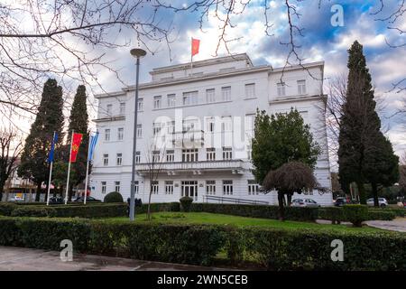 Podgorica, Montenegro - 12 FEB 2024: Municipio di Podgorica sulla Piazza della Repubblica, la piazza principale di Podgorica, la capitale del Montenegro. Foto Stock