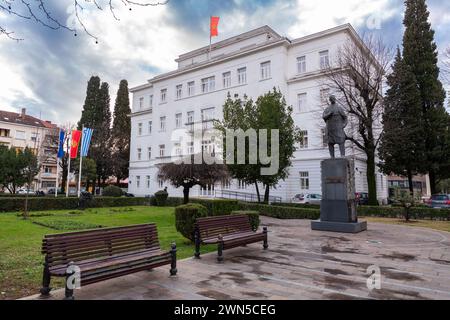 Podgorica, Montenegro - 12 FEB 2024: Municipio di Podgorica sulla Piazza della Repubblica, la piazza principale di Podgorica, la capitale del Montenegro. Foto Stock