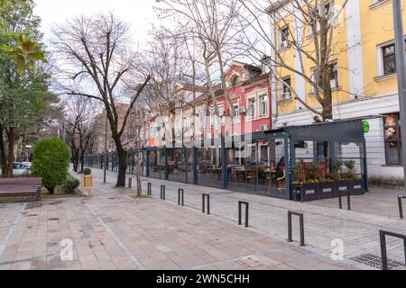 Podgorica, Montenegro - 12 FEB 2024: Architettura generica e vista sulla strada a Podgorica, la capitale del Montenegro. Foto Stock