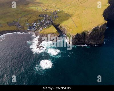 Vista aerea di Gjogv e delle splendide scogliere, isole Faroe Foto Stock