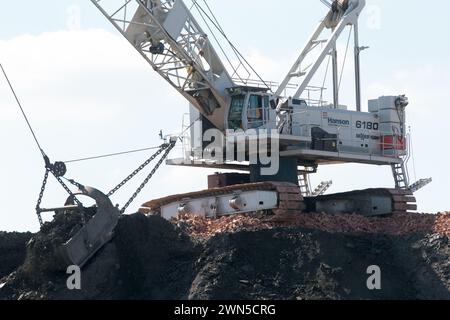 16/09/15 la materia prima - Lower Oxford Clay estratta in loco. ***Storia completa qui: http://www.fstoppress.com/articles/london-bricks/ *** T. Foto Stock