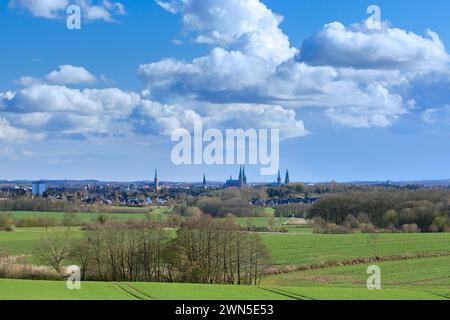 Vista sui campi e sulla città vecchia con le chiese della città anseatica di Lübeck, Schleswig-Holstein, Germania Foto Stock