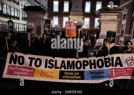 Londra, Regno Unito. 29 febbraio 2024. Protesta contro l'islamofobia presso la sede centrale Tory di Londra (foto di Joao Daniel Pereira/Sipa USA) credito: SIPA USA/Alamy Live News Foto Stock