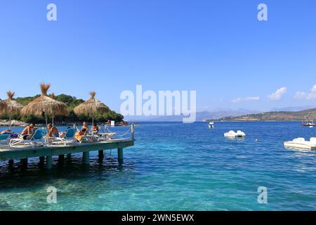 19 settembre 2023 - Ksamil in Albania: Le persone godono della vita in spiaggia durante una giornata di sole Foto Stock