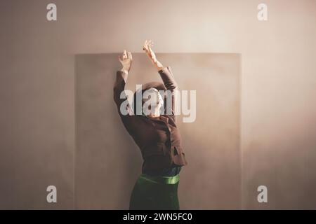 donna surreale con maschera che danza in armonia con se stessa, concetto astratto Foto Stock