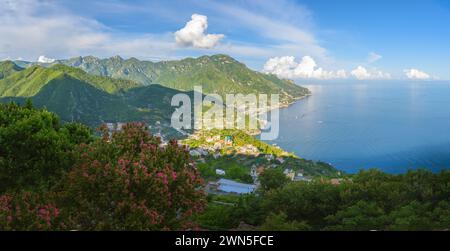Ravello, incantevole vista, offre un rifugio tranquillo sopra la Costiera Amalfitana, con vegetazione lussureggiante che incornicia il blu profondo del Mediterraneo. Foto Stock