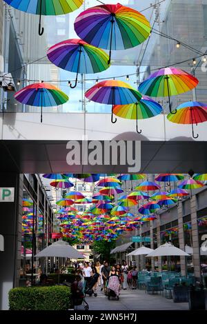 Palmer Alley la spina dorsale principale attraverso il CityCenter DC decorato con ombrelloni arcobaleno durante il Pride Month. Washington DC. USA Foto Stock