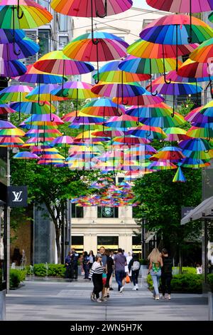 Palmer Alley la spina dorsale principale attraverso il CityCenter DC decorato con ombrelloni arcobaleno durante il Pride Month. Washington DC. USA Foto Stock