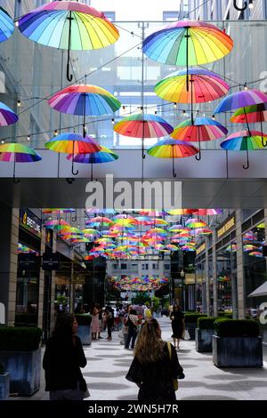 Palmer Alley la spina dorsale principale attraverso il CityCenter DC decorato con ombrelloni arcobaleno durante il Pride Month. Washington DC. USA Foto Stock