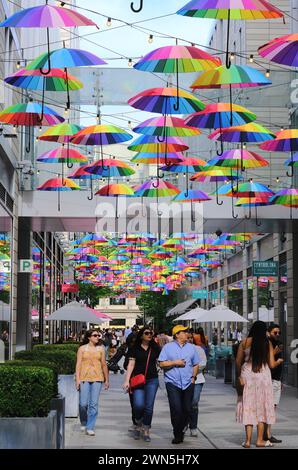 Palmer Alley la spina dorsale principale attraverso il CityCenter DC decorato con ombrelloni arcobaleno durante il Pride Month. Washington DC. USA Foto Stock