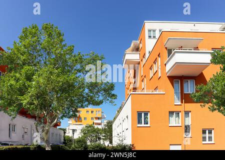 Zona residenziale con edifici residenziali ecologici e sostenibili, case a basso consumo energetico con appartamenti e cortile verde Foto Stock