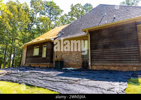 Casa che ottiene un tetto a tegole di ricambio Foto Stock