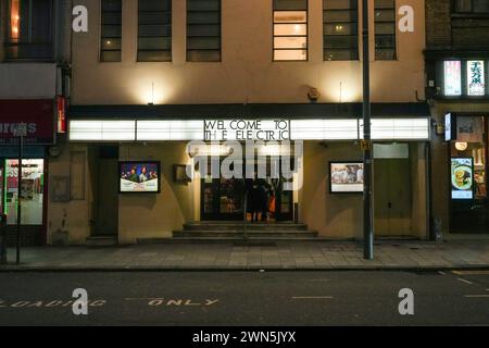 Station Street, Birmingham, 29 febbraio 2024 - The Electric, il cinema più antico della Gran Bretagna, di fronte alla stazione di New Street a Birmingham, in Inghilterra, è aperto per un'ultima notte (29 febbraio). Il personale conferma la chiusura dopo 115 anni di proiezioni di film. Ha aperto a Station Street nel 1909, con il suo primo film muto il 27 dicembre di quell'anno. È stato il primo cinema di Birmingham ed è il più antico cinema funzionante del paese. Il personale ha detto che la chiusura era dovuta al fatto che non erano in grado di concordare un nuovo contratto di locazione e che l'edificio sarebbe stato chiuso per sempre e potrebbe persino essere chiuso entro 18 mesi Foto Stock