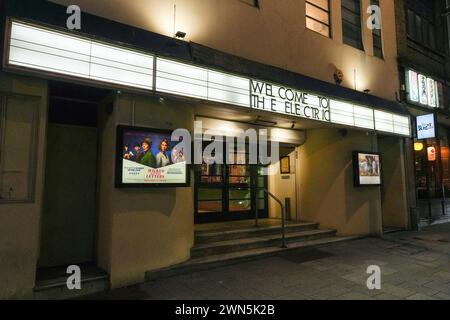 Station Street, Birmingham, 29 febbraio 2024 - The Electric, il cinema più antico della Gran Bretagna, di fronte alla stazione di New Street a Birmingham, in Inghilterra, è aperto per un'ultima notte (29 febbraio). Il personale conferma la chiusura dopo 115 anni di proiezioni di film. Ha aperto a Station Street nel 1909, con il suo primo film muto il 27 dicembre di quell'anno. È stato il primo cinema di Birmingham ed è il più antico cinema funzionante del paese. Il personale ha detto che la chiusura era dovuta al fatto che non erano in grado di concordare un nuovo contratto di locazione e che l'edificio sarebbe stato chiuso per sempre e potrebbe persino essere chiuso entro 18 mesi Foto Stock