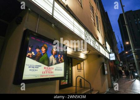 Station Street, Birmingham, 29 febbraio 2024 - The Electric, il cinema più antico della Gran Bretagna, di fronte alla stazione di New Street a Birmingham, in Inghilterra, è aperto per un'ultima notte (29 febbraio). Il personale conferma la chiusura dopo 115 anni di proiezioni di film. Ha aperto a Station Street nel 1909, con il suo primo film muto il 27 dicembre di quell'anno. È stato il primo cinema di Birmingham ed è il più antico cinema funzionante del paese. Il personale ha detto che la chiusura era dovuta al fatto che non erano in grado di concordare un nuovo contratto di locazione e che l'edificio sarebbe stato chiuso per sempre e potrebbe persino essere chiuso entro 18 mesi Foto Stock