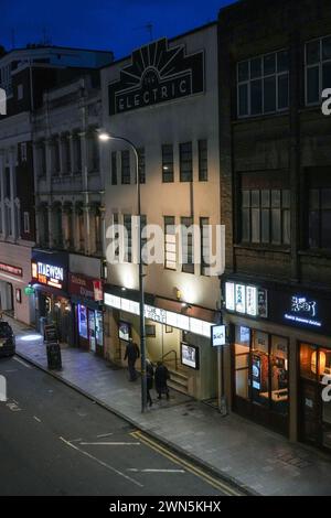 Station Street, Birmingham, 29 febbraio 2024 - The Electric, il cinema più antico della Gran Bretagna, di fronte alla stazione di New Street a Birmingham, in Inghilterra, è aperto per un'ultima notte (29 febbraio). Il personale conferma la chiusura dopo 115 anni di proiezioni di film. Ha aperto a Station Street nel 1909, con il suo primo film muto il 27 dicembre di quell'anno. È stato il primo cinema di Birmingham ed è il più antico cinema funzionante del paese. Il personale ha detto che la chiusura era dovuta al fatto che non erano in grado di concordare un nuovo contratto di locazione e che l'edificio sarebbe stato chiuso per sempre e potrebbe persino essere chiuso entro 18 mesi Foto Stock