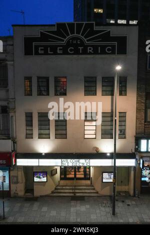 Station Street, Birmingham, 29 febbraio 2024 - The Electric, il cinema più antico della Gran Bretagna, di fronte alla stazione di New Street a Birmingham, in Inghilterra, è aperto per un'ultima notte (29 febbraio). Il personale conferma la chiusura dopo 115 anni di proiezioni di film. Ha aperto a Station Street nel 1909, con il suo primo film muto il 27 dicembre di quell'anno. È stato il primo cinema di Birmingham ed è il più antico cinema funzionante del paese. Il personale ha detto che la chiusura era dovuta al fatto che non erano in grado di concordare un nuovo contratto di locazione e che l'edificio sarebbe stato chiuso per sempre e potrebbe persino essere chiuso entro 18 mesi Foto Stock