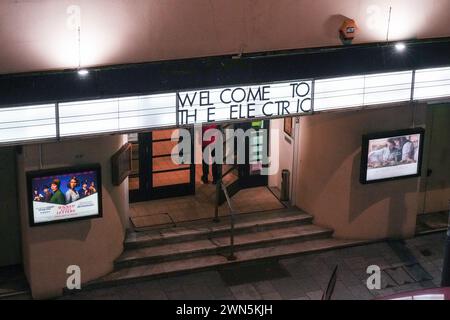 Station Street, Birmingham, 29 febbraio 2024 - The Electric, il cinema più antico della Gran Bretagna, di fronte alla stazione di New Street a Birmingham, in Inghilterra, è aperto per un'ultima notte (29 febbraio). Il personale conferma la chiusura dopo 115 anni di proiezioni di film. Ha aperto a Station Street nel 1909, con il suo primo film muto il 27 dicembre di quell'anno. È stato il primo cinema di Birmingham ed è il più antico cinema funzionante del paese. Il personale ha detto che la chiusura era dovuta al fatto che non erano in grado di concordare un nuovo contratto di locazione e che l'edificio sarebbe stato chiuso per sempre e potrebbe persino essere chiuso entro 18 mesi Foto Stock