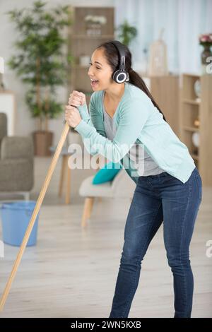 una bella donna allegra e laboriosa che canta Foto Stock