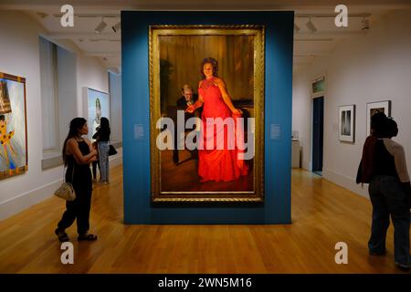 I visitatori apprezzano il dipinto ad olio del recital (Ritratto di Denyce Graves e Marc Mostovoy) nella National Portrait Gallery. Smithsonian American Art Museum. Washington DC. STATI UNITI Foto Stock