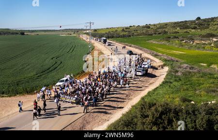 Beit Guvrin, Israele. 1 marzo 2024. Un'immagine fatta con un drone mostra gli israeliani che marciano attraverso terre collinari fuori Beit Guvrin, Israele centrale il 29 febbraio 2024 mentre completano un altro giorno di marcia dalle comunità della Striscia di Gaza a Gerusalemme. Circa 500 manifestanti e familiari di ostaggi tenuti nella Striscia di Gaza marciano verso Gerusalemme chiedendo al governo di riportarli a casa da quando sono stati catturati come ostaggi dai terroristi di Hamas durante le loro uccisioni il 7 ottobre 2024. Foto di Jim Hollander/UPI credito: UPI/Alamy Live News Foto Stock