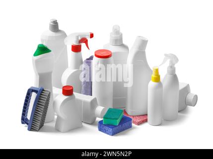 Set di vari flaconi in plastica con prodotti chimici per la casa e strumenti per la pulizia della casa, isolati su bianco. Detergenti e prodotti per la pulizia in confezioni. Foto Stock