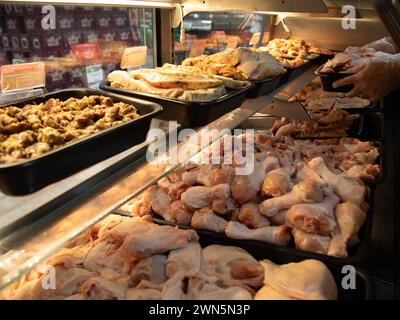 carne di pollo alla finestra del mercato Foto Stock