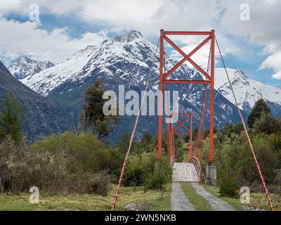 Ponte sospeso vecchio stile sul fiume Rio Nadis a sud di Cochrane, Patagonia, Cile Foto Stock