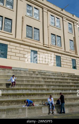 Turisti nel cortile di Alcatraz, San Francisco, California, Stati Uniti Foto Stock