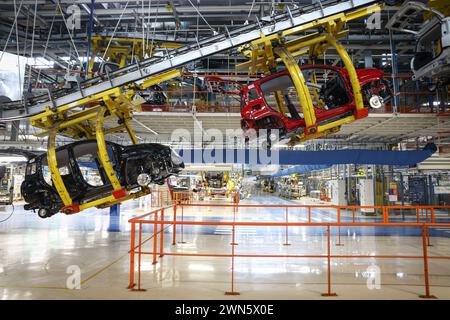 Napoli, Italia. 28 febbraio 2024. Foto Alessandro Garofalo/LaPresse 28-02-2024 Pomigliano, Italia Fiat Stllantis Gian Battista Vico stabilimento nella foto: la produzione della Fiat Panda a Pomigliano, Italia - Fiat Stellantis Gian Battista Vico Palnt News - Febraury 28, 2024 Napoli, Italia crediti: LaPresse/Alamy Live News Foto Stock