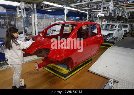 Napoli, Italia. 28 febbraio 2024. Foto Alessandro Garofalo/LaPresse 28-02-2024 Pomigliano, Italia Fiat Stllantis Gian Battista Vico stabilimento nella foto: la produzione della Fiat Panda a Pomigliano, Italia - Fiat Stellantis Gian Battista Vico Palnt News - Febraury 28, 2024 Napoli, Italia crediti: LaPresse/Alamy Live News Foto Stock